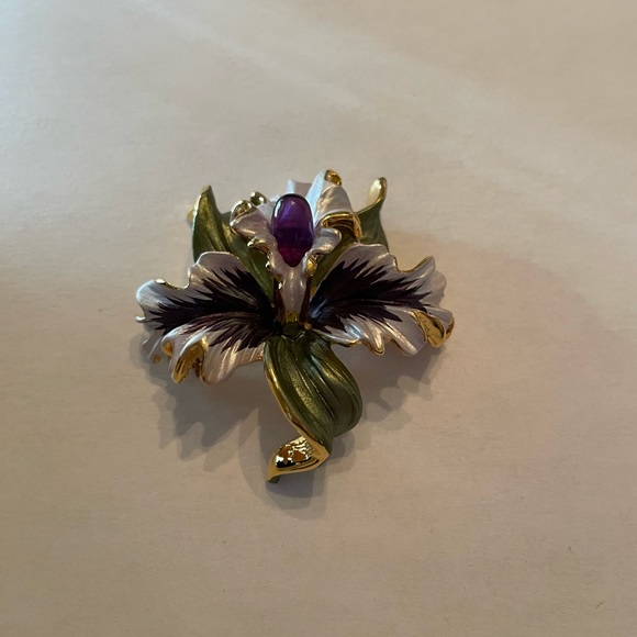 Gorgeous Iris flower pin - Picture 2 of 3